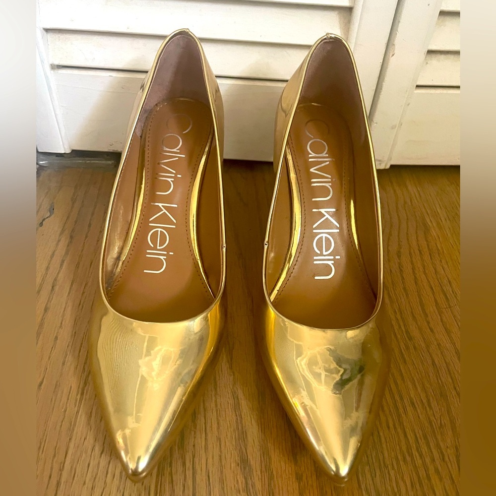 Gold pumps Calvin Klein. Size 8. 3.5in heels. No scratches